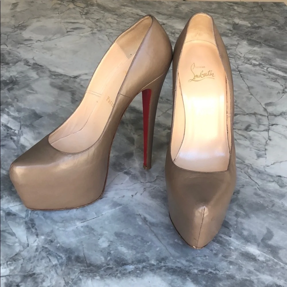 Christian Louboutin Mocha Leather Daffodile pumps! - Picture 2 of 8